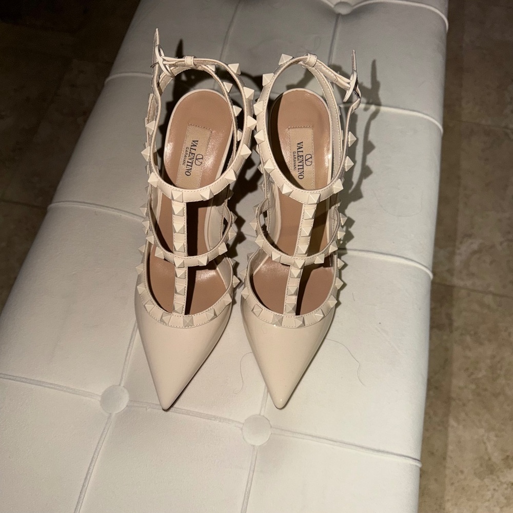 Cream Valentino studded pumps